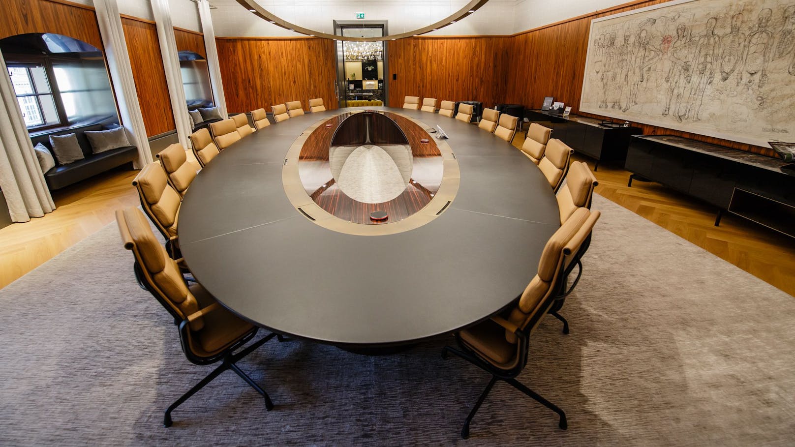 Auch der "Präsidententisch" im SIGNA-Konferenzraum kommt unter den Hammer.