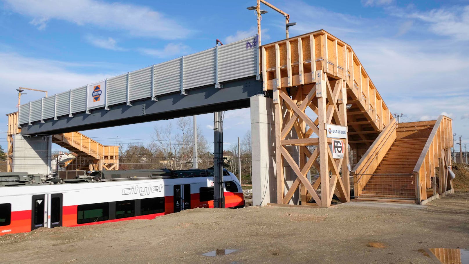 Damit der Bahnbetrieb trotz Bauarbeiten aufrecht erhalten werden kann, errichten die ÖBB provisorische Bahnsteige, damit – auch während der Arbeiten – zwei Bahnsteige zur Verfügung stehen. Im Rahmen der Modernisierung wird auch die Park&Ride-Anlage Süd erweitert und modernisiert.