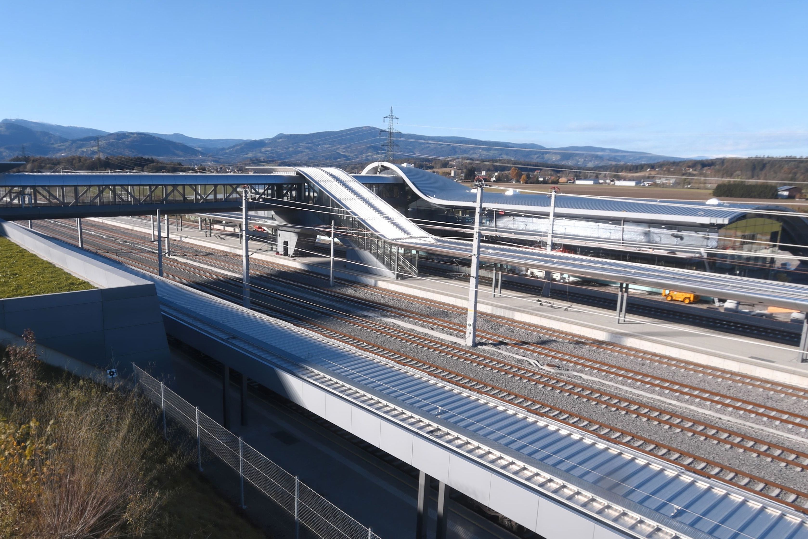 Auch neue Bahnhöfe gehen ans Netz.