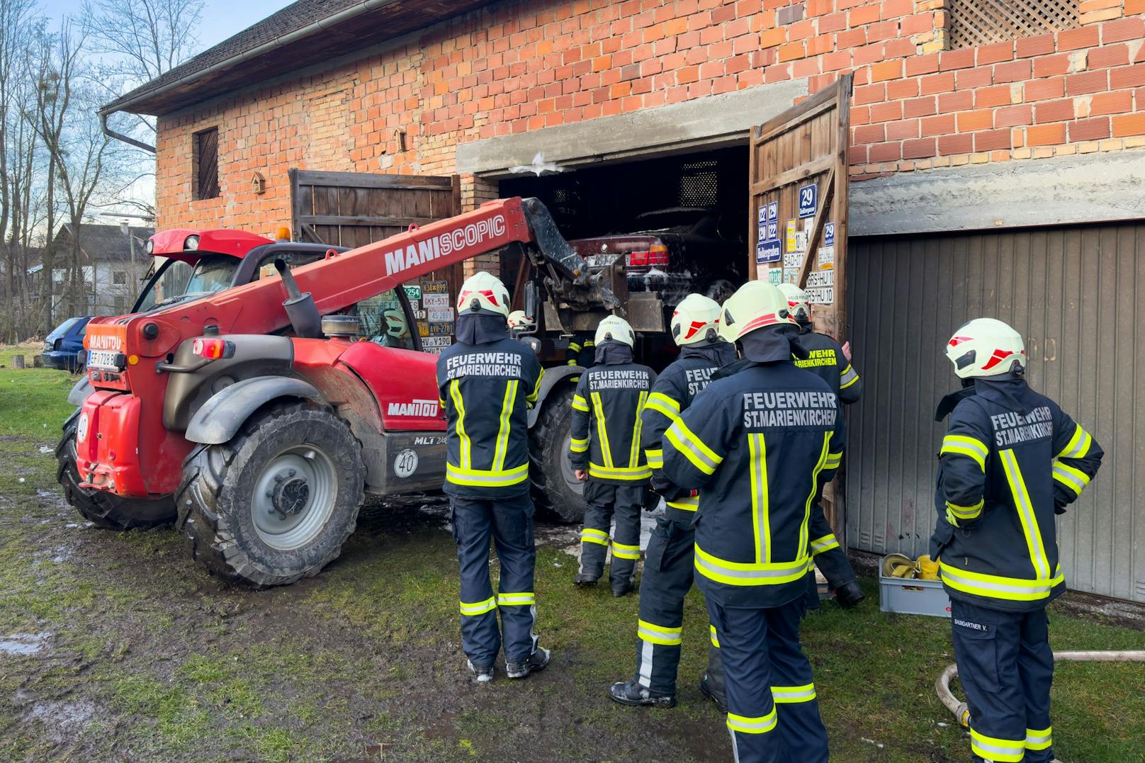 In Oberösterreich fing es in einem alten Bauernhof an zu brennen. Das Feuer brach in einer Werkstatt aus, ein BMW brannte.