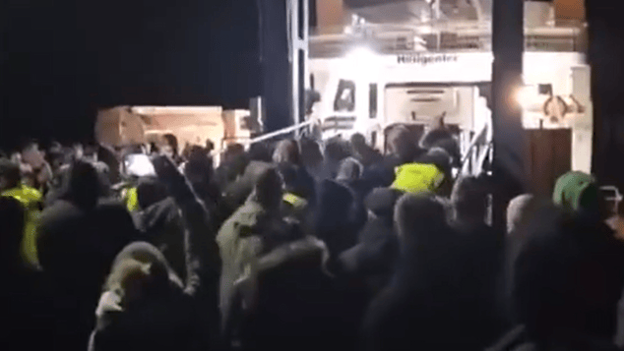 Heute.at - Vizekanzler will von Fähre – Wut-Bauern stürmen los