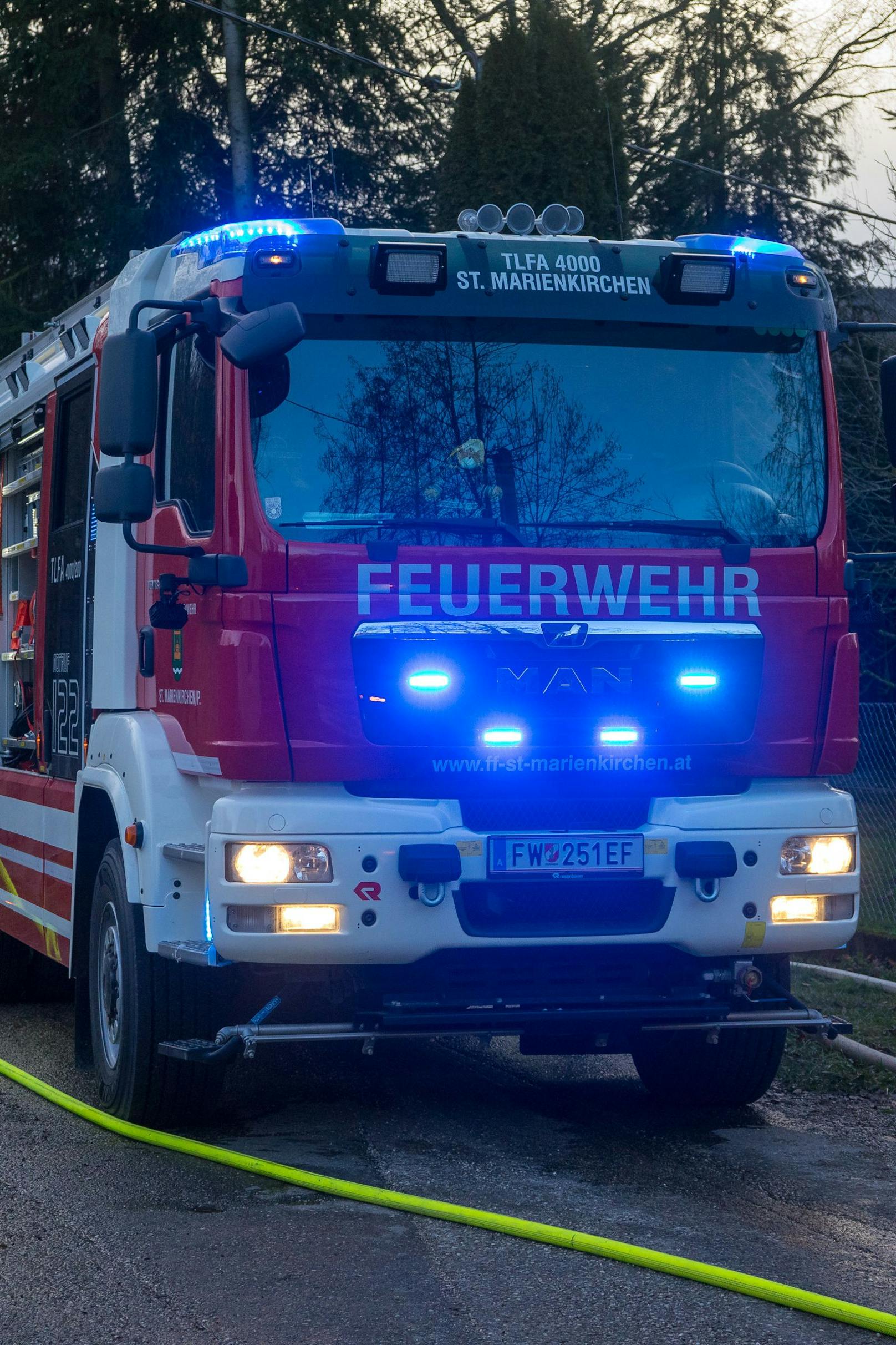 In Oberösterreich fing es in einem alten Bauernhof an zu brennen. Das Feuer brach in einer Werkstatt aus, ein BMW brannte.