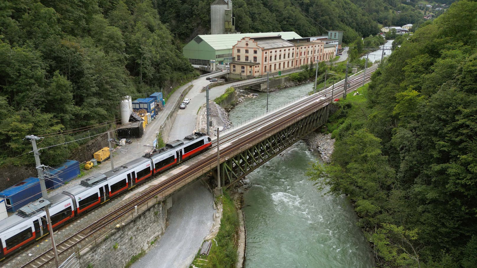 Am Montag, 8. Jänner, werden die Arbeiten zur Erneuerung der Eisenbahnbrücken über die Salzach bei Lend fortgesetzt. 
