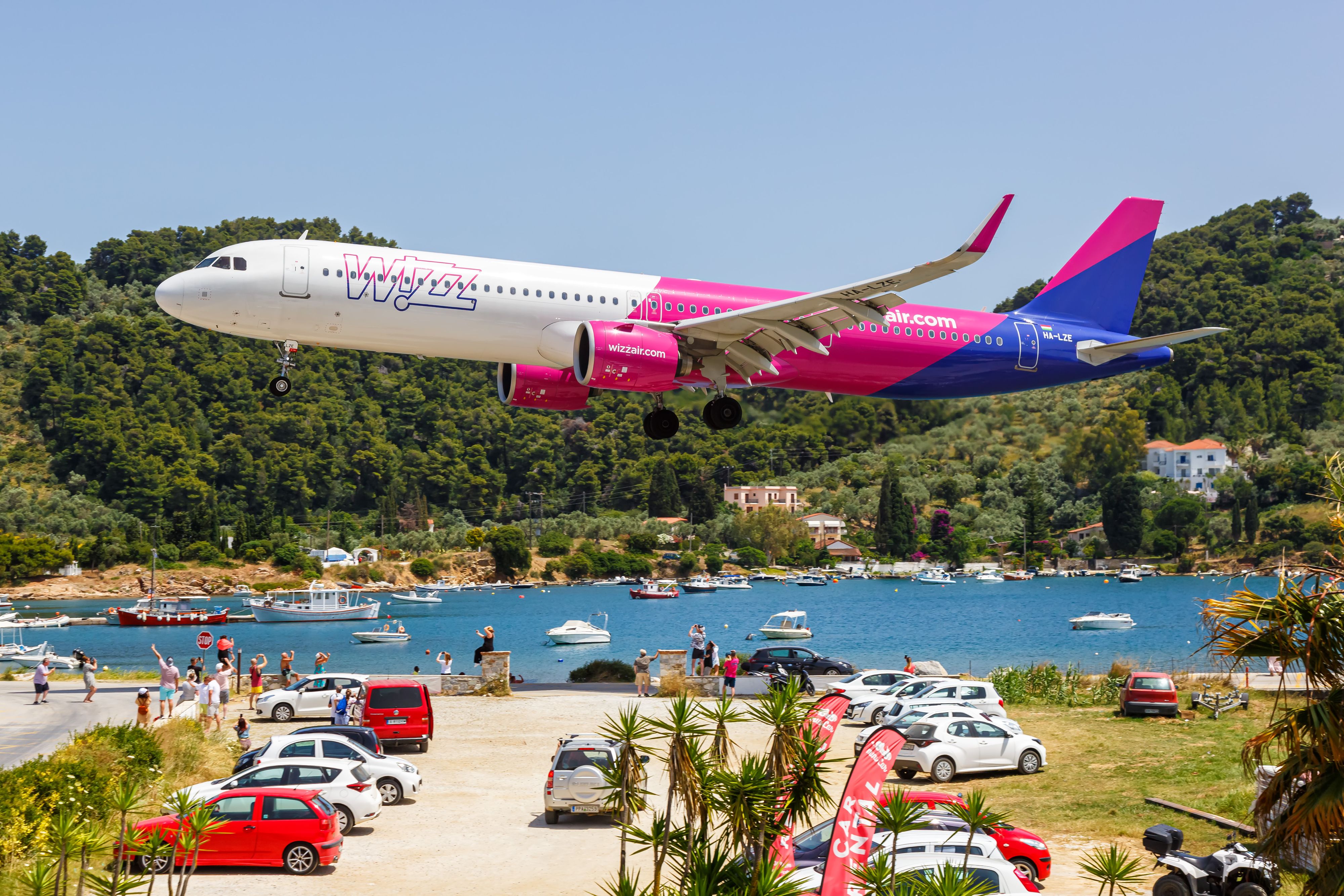 Wizz Air investiert in Kot-Kerosin: Als Partner will die ungarische Fluglinie den nachhaltigen Treibstoff aus Exkrementen einsetzen.