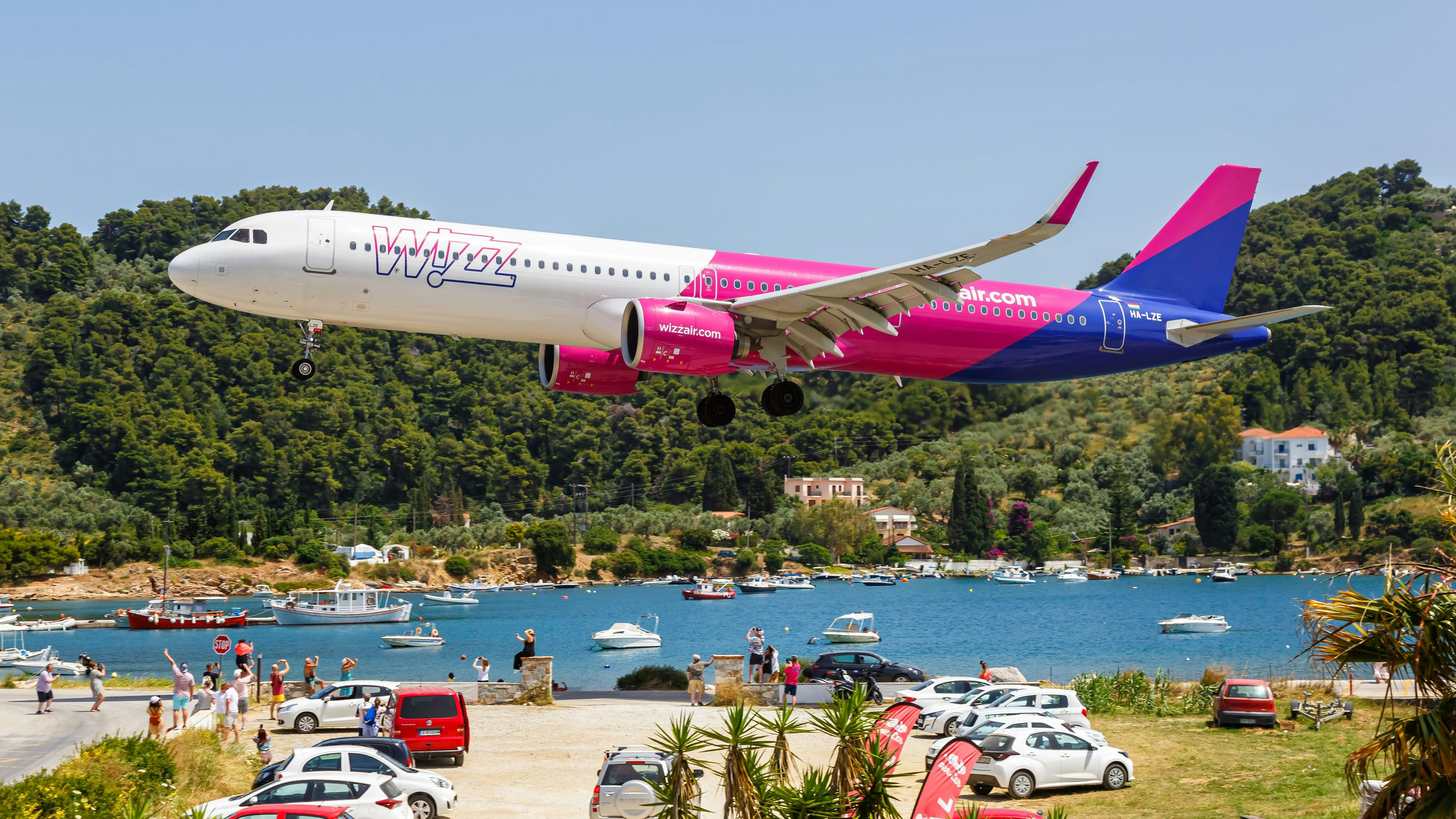 Download von www.picturedesk.com am 05.01.2024 (15:06).  Skiathos, Griechenland - 25. Juni 2023: Ein Airbus A321neo Flugzeug der Wizzair mit dem Kennzeichen HA-LZE auf dem Flughafen Skiathos (JSI) in Griechenland. - 20230625_PD18059 - Rechteinfo: Rights Managed (RM) Nur für redaktionelle Nutzung!