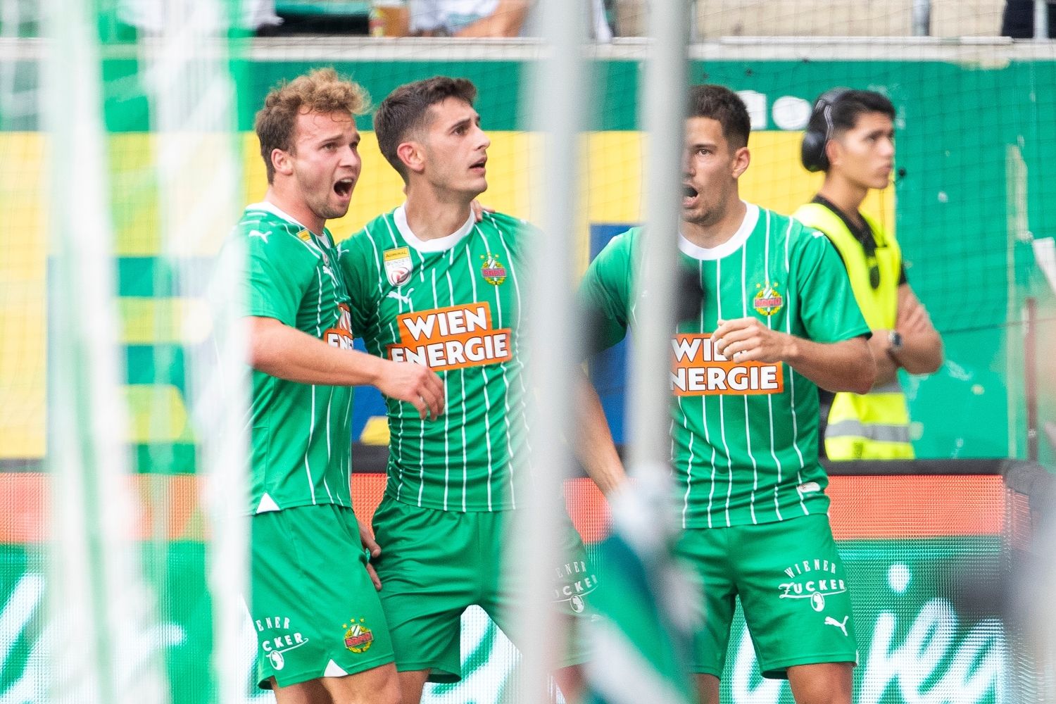 Ante Bajic (Mitte) kehrt nach Ried zurück