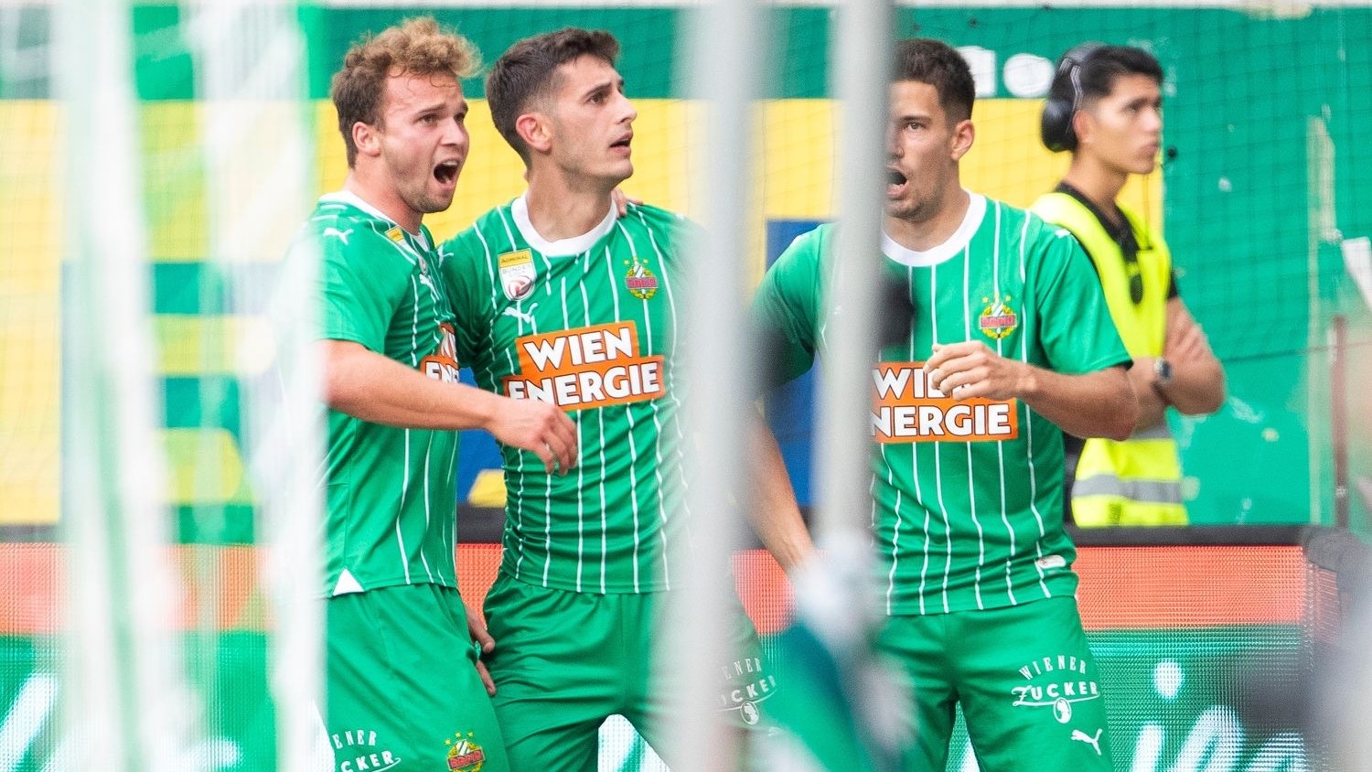 Ante Bajic (Mitte) kehrt nach Ried zurück