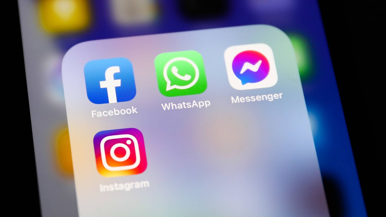 So will Meta seine Plattformen WhatsApp, Instagram und Facebook etwa enger verbinden: Künftig soll ein WhatsApp-Status auch direkt als Instagram-Story geteilt werden können.