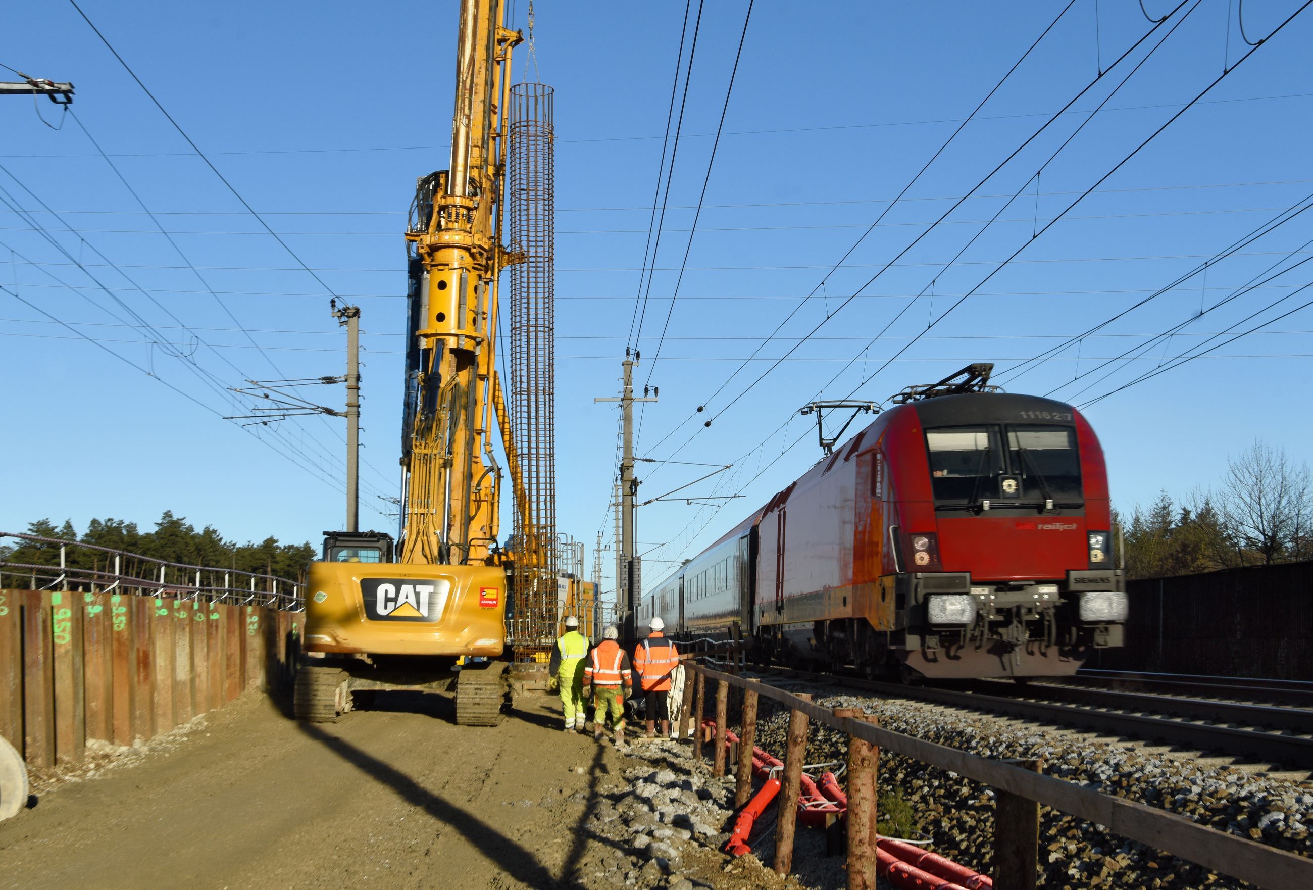 Zahlreiche Baustellen entlang der ÖBB-Zugstrecken im ganzen Land sorgen für so manche Fahrplanänderung oder Sperre.