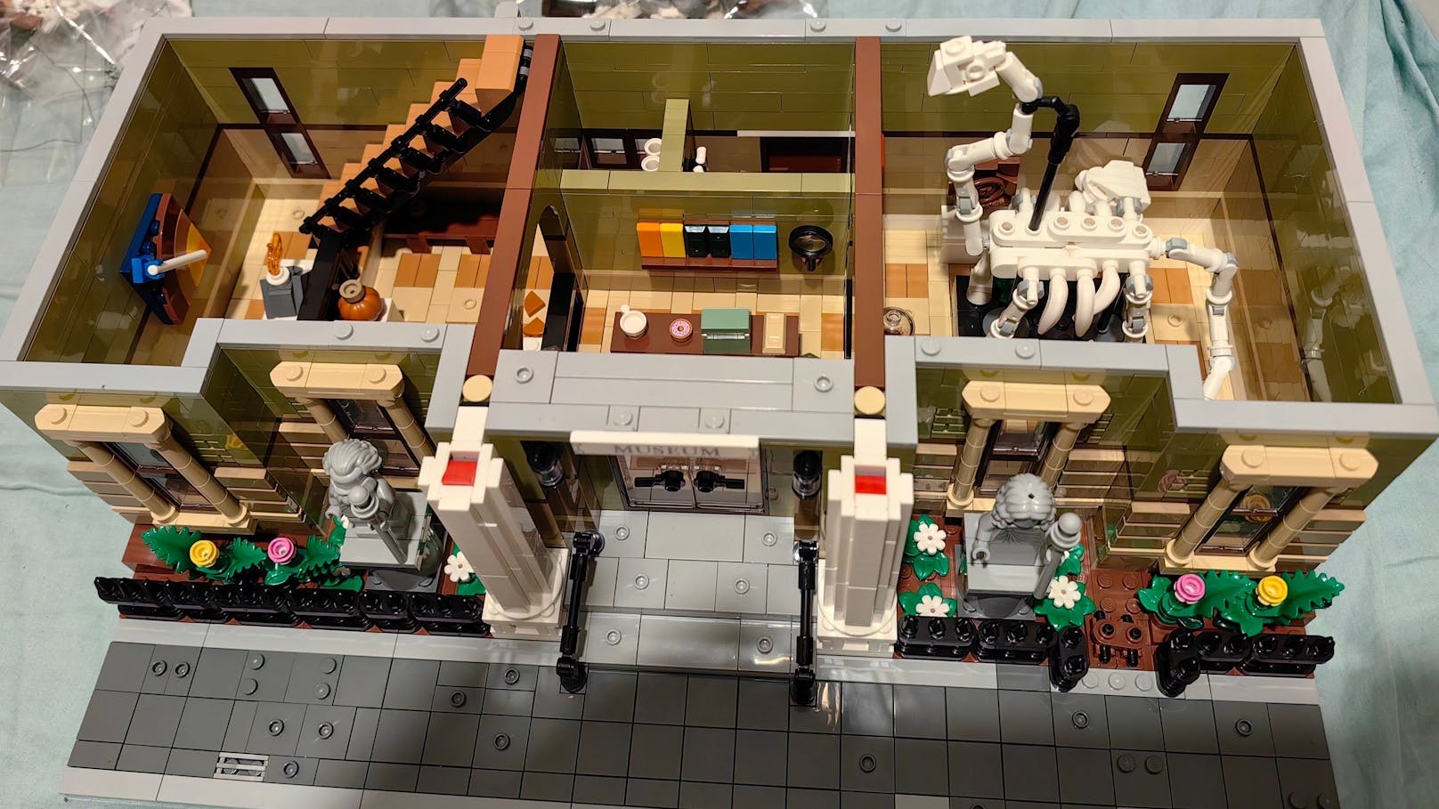 LEGO Naturhistorisches Museum im Baustein-Check. Das Set besteht aus 33 Beuteln, einem nicht nummerierten Beutel mit Platten und einer Bauanleitung. 