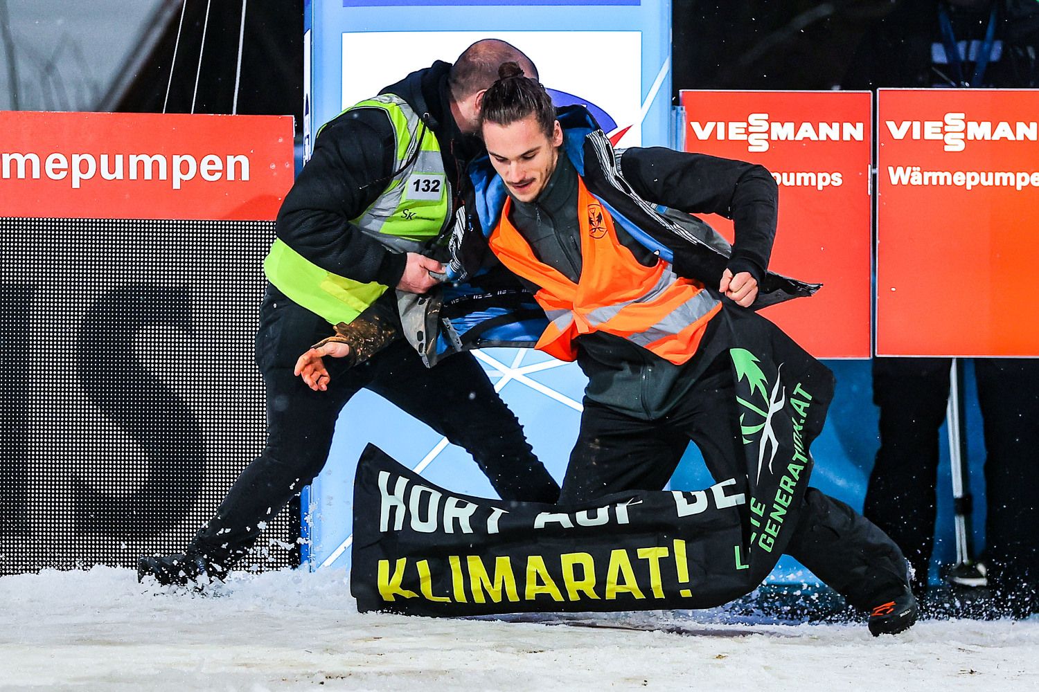 Ein Aktivist wird überwältigt