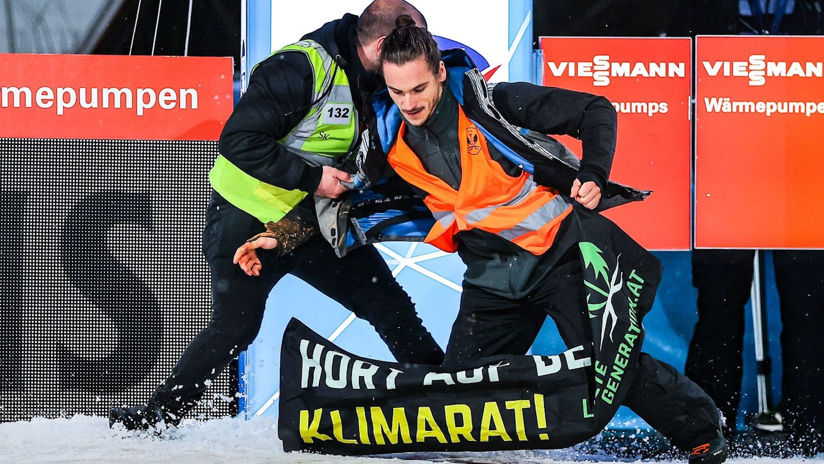 Klima-Kleber stören Skisprung-Party in Bischofshofen