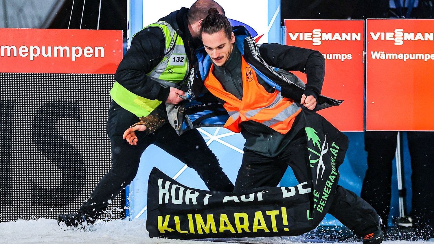 Ein Aktivist wird überwältigt