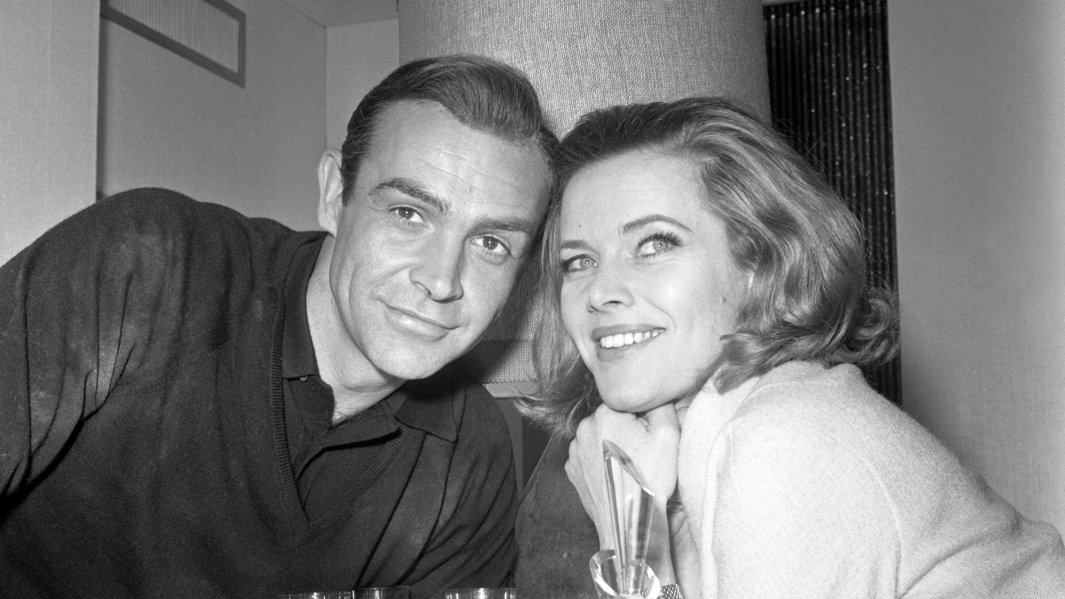 Honor Blackman (Pussy Galore) und Sean Connery (James Bond) für "Goldfinger".