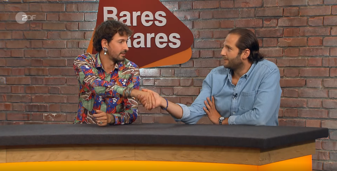 Julian Schmitz-Avila (r.) ist sich sicher, dass Raben Singvögel sind. Fabian Kahl wettet dagegen.