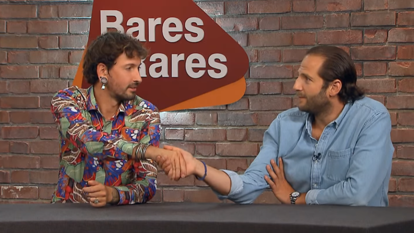 Julian Schmitz-Avila (r.) ist sich sicher, dass Raben Singvögel sind. Fabian Kahl wettet dagegen.