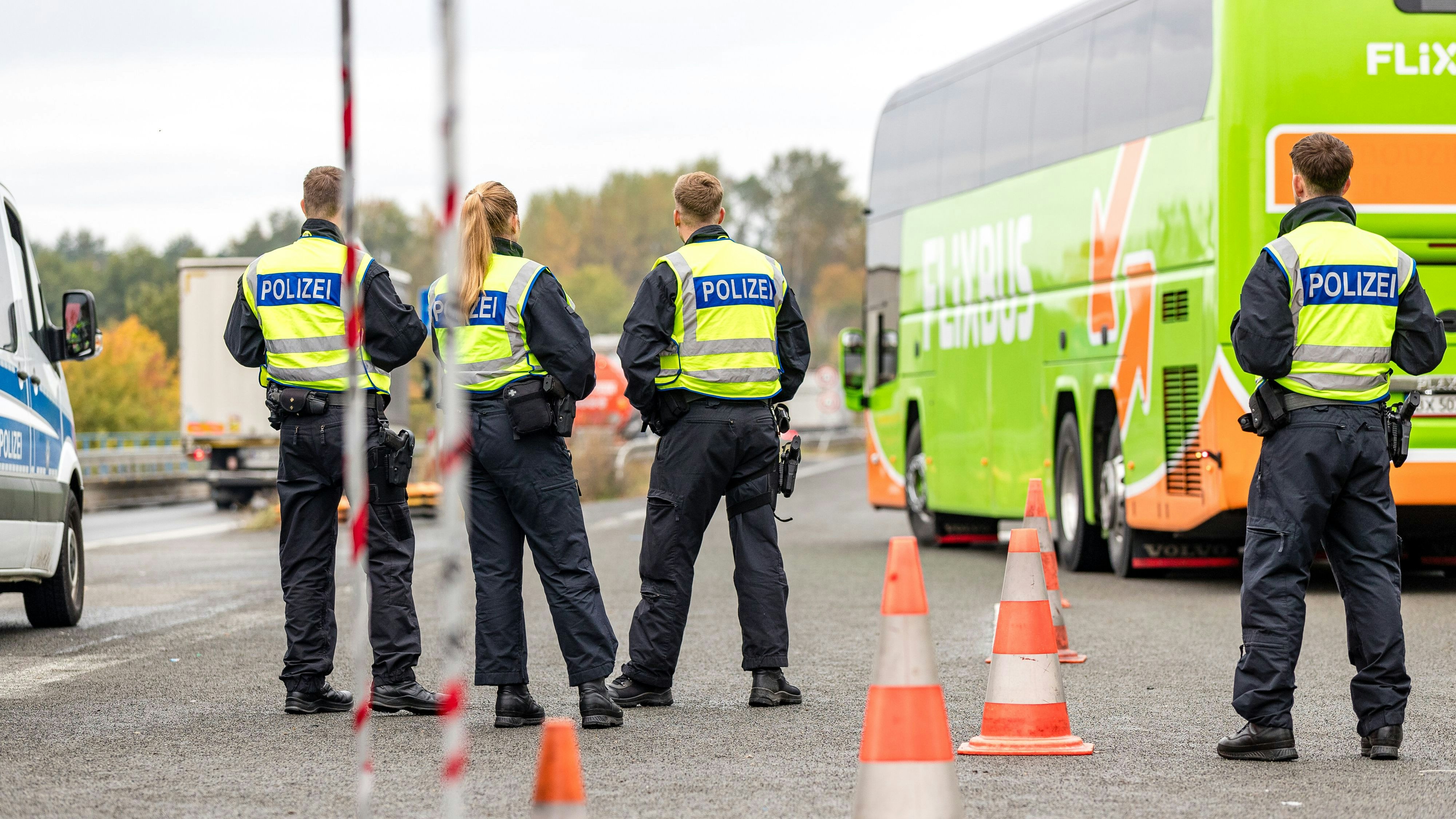 Download von www.picturedesk.com am 06.01.2024 (11:45).  24 October 2023, Brandenburg, Bademeusel: Officers of the Federal Police checked a coach coming from Poland on the A15 freeway, on the border between Poland and Germany. Temporary stationary internal border controls have been in place for the borders with Poland, the Czech Republic and Switzerland since October 16. (to dpa "Interior Minister Stübgen criticizes temporary nature of border controls") Photo: Frank Hammerschmidt/dpa - 20231024_PD20308 - Rechteinfo: Rights Managed (RM)