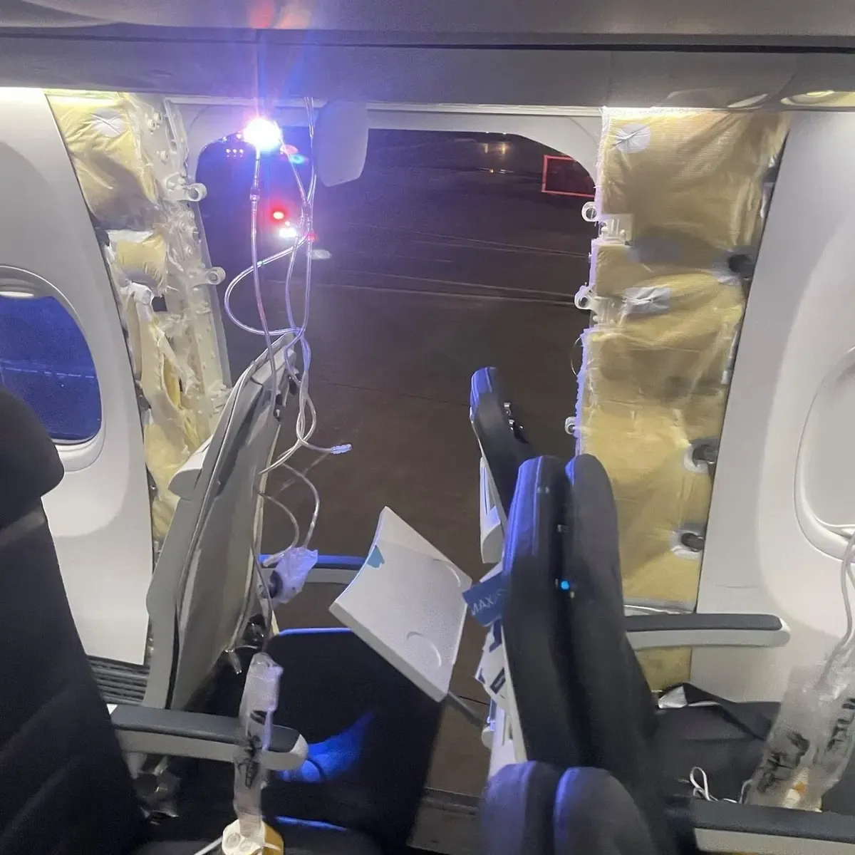 Ein riesiges Loch klafft  in der Seite der Boeing 737-9 Max.