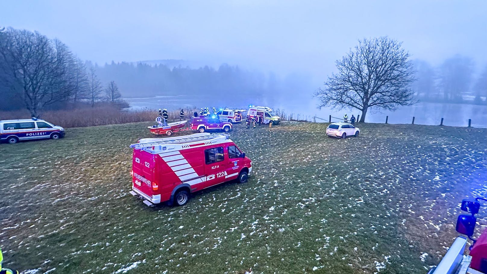 Beim Eislaufen am Dietrichsteiner See (K) ist am Samstag eine 65-jährige Frau eingebrochen. Sie konnte sich noch am Eis festhalten.