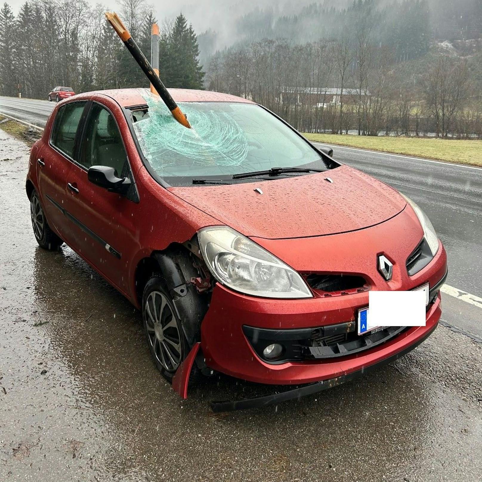 Die Beamten nahmen den Verkehrsunfall wahr. Die Lenkerin (48) kam mit leichten Verletzungen davon.