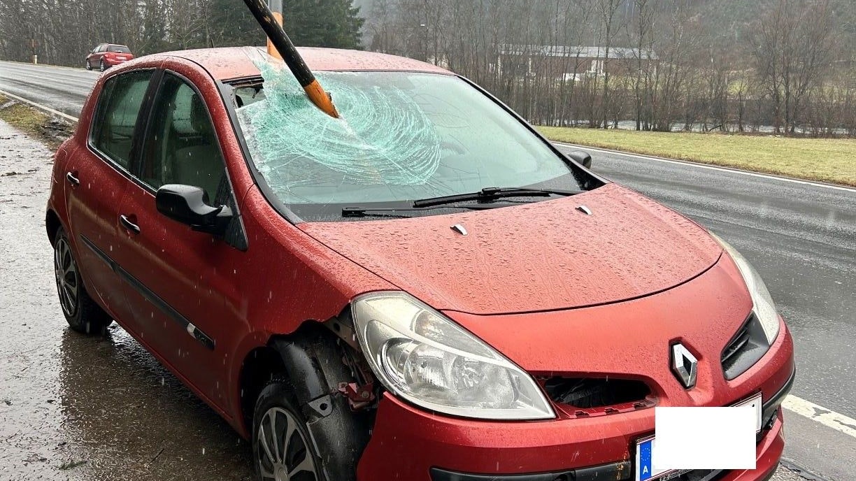 Die Beamten nahmen den Verkehrsunfall wahr. Die Lenkerin (48) kam mit leichten Verletzungen davon.