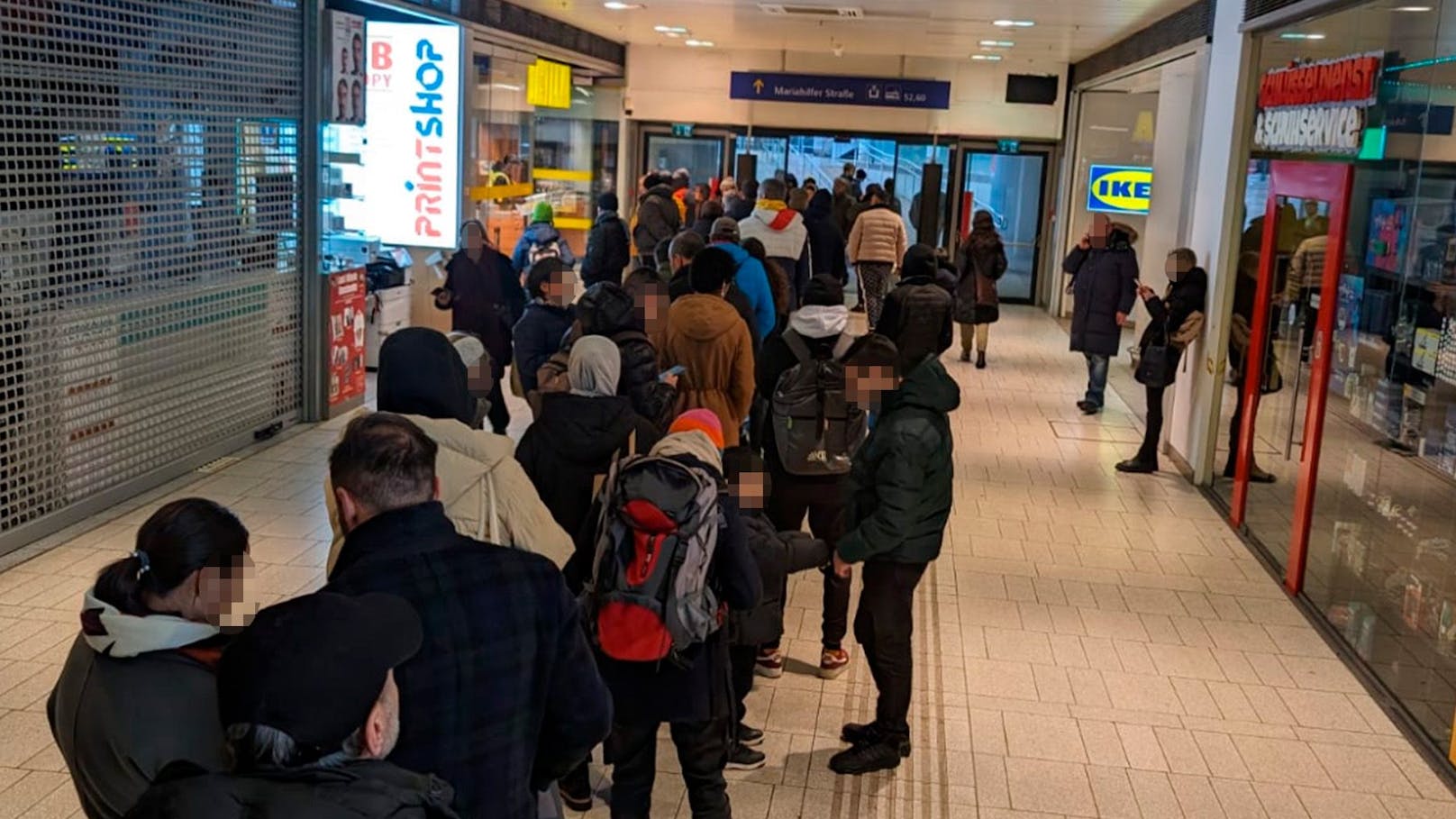 Alles zu! Hunderte Wiener stürmen Bahnhof-Supermärkte