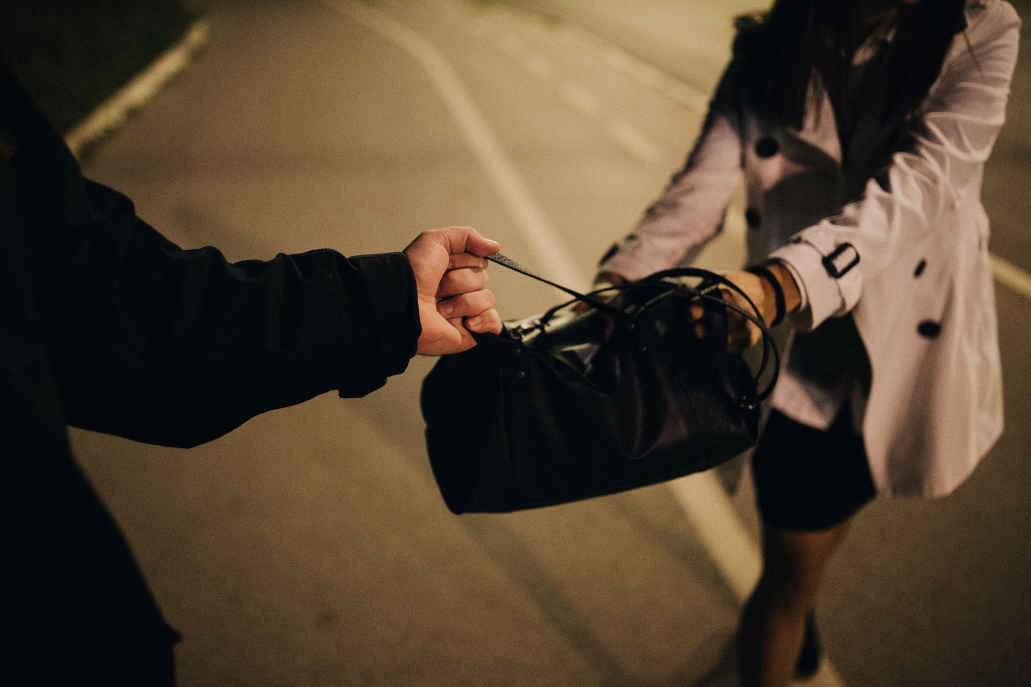 Der Mann wollte sich die Handtasche der Jugendlichen schnappen, doch die wehrte sich nach Leibeskräften.