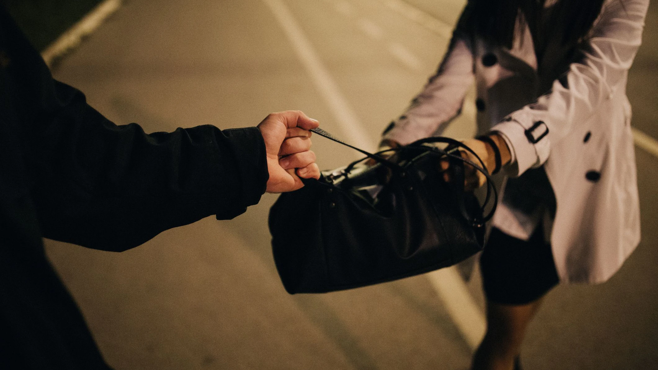 Der Mann wollte sich die Handtasche der Jugendlichen schnappen, doch die wehrte sich nach Leibeskräften.