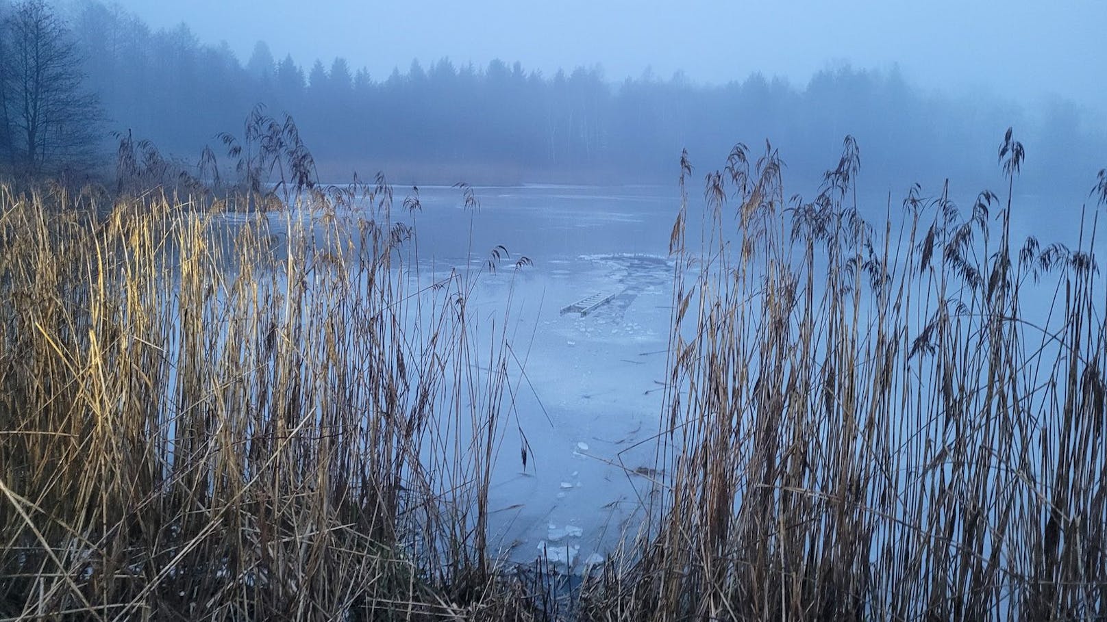 Beim Eislaufen am Dietrichsteiner See (K) ist am Samstag eine 65-jährige Frau eingebrochen. Sie konnte sich noch am Eis festhalten.