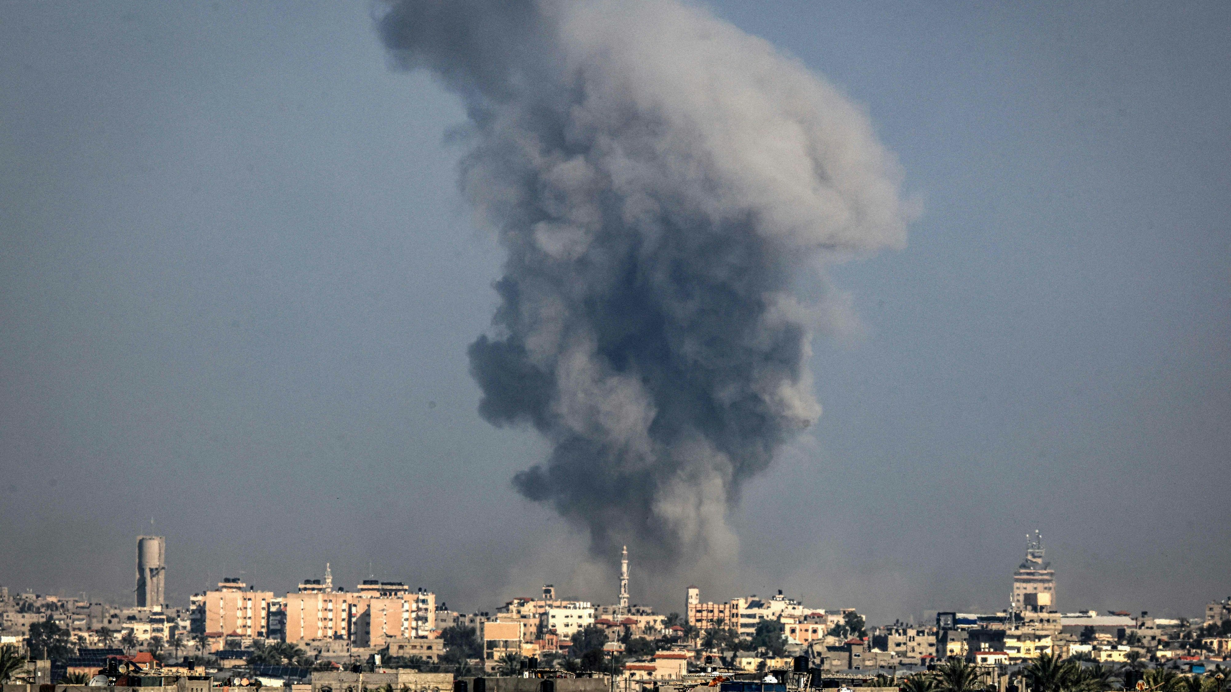 Download von www.picturedesk.com am 06.01.2024 (13:04).  A picture taken from Rafah on January 6, 2024 shows smoke billowing over Khan Yunis in the southern Gaza Strip during Israeli bombardment, amid continuing battles between Israel and the Palestinian militant group Hamas. (Photo by AFP) - 20240106_PD1962 - Rechteinfo: Rights Managed (RM) Nur für redaktionelle Nutzung! Werbliche Nutzung erfordert Freigabe: bitte schicken Sie uns eine Anfrage.