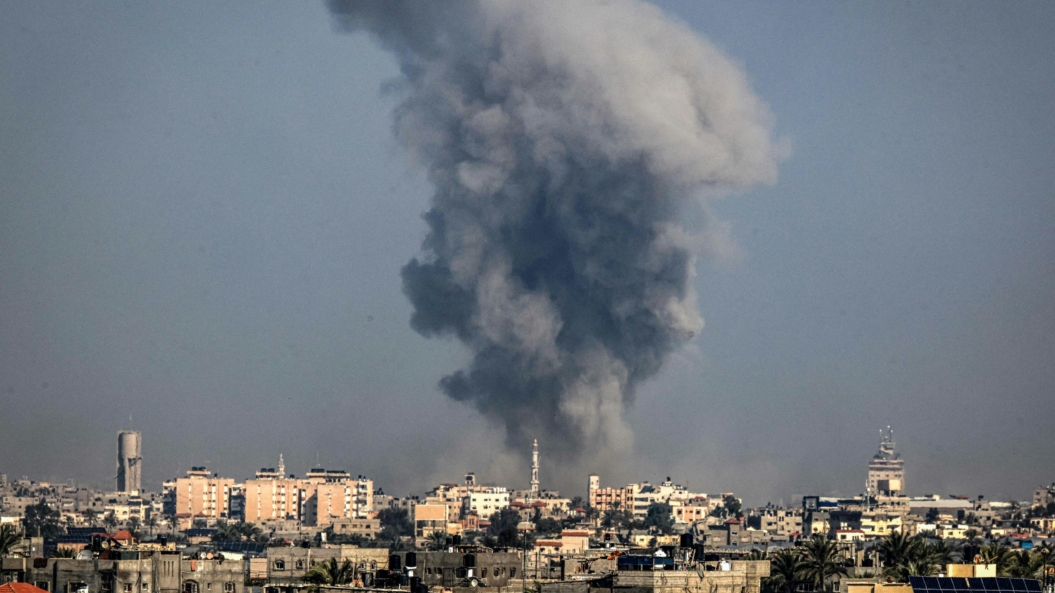 Download von www.picturedesk.com am 06.01.2024 (13:04).  A picture taken from Rafah on January 6, 2024 shows smoke billowing over Khan Yunis in the southern Gaza Strip during Israeli bombardment, amid continuing battles between Israel and the Palestinian militant group Hamas. (Photo by AFP) - 20240106_PD1962 - Rechteinfo: Rights Managed (RM) Nur für redaktionelle Nutzung! Werbliche Nutzung erfordert Freigabe: bitte schicken Sie uns eine Anfrage.