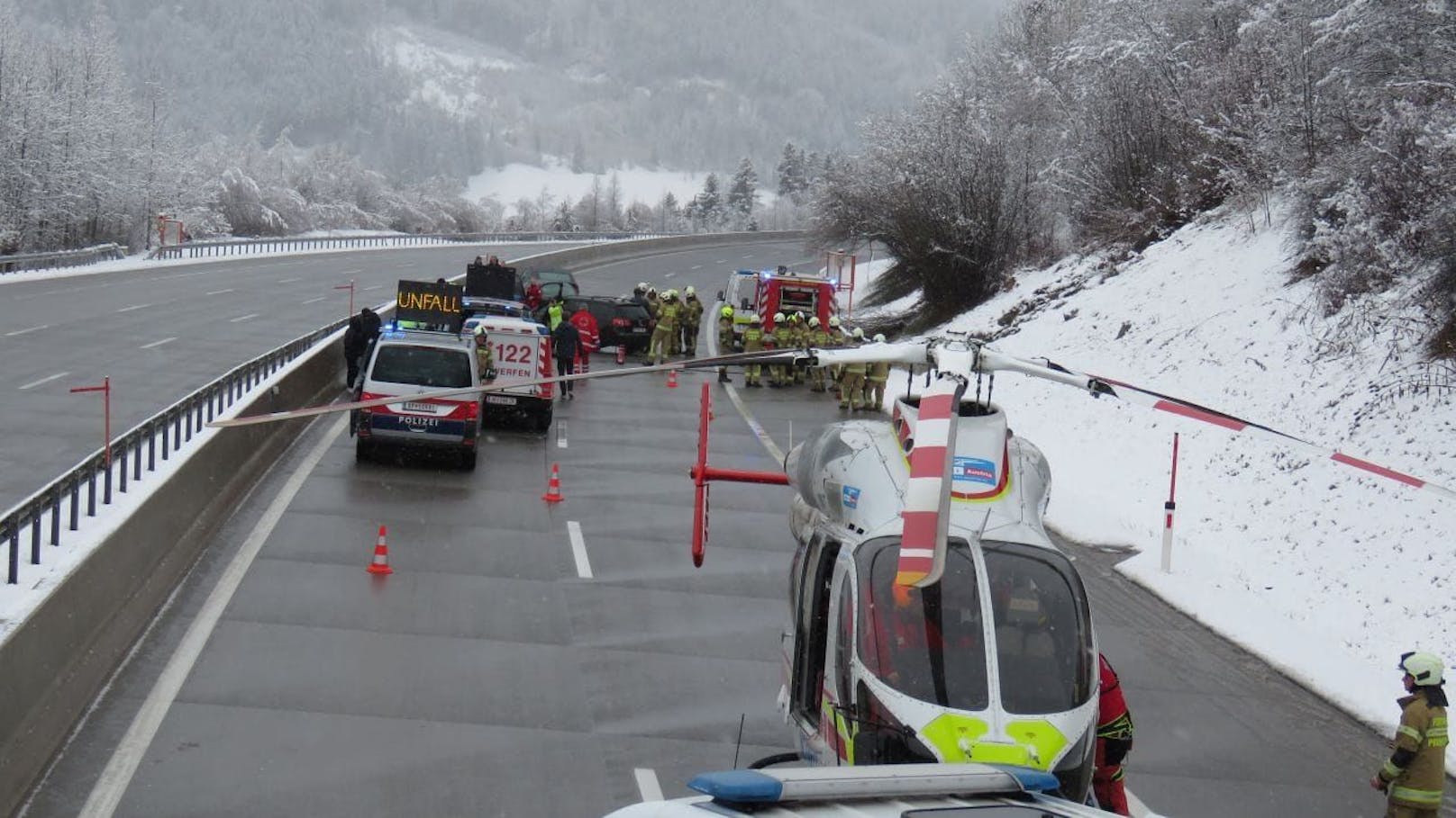 Ein schwerer Verkehrsunfall ist am Sonntag auf der A10 Tauernautobahn im Gemeindegebiet von Pfarrwerfen (S) passiert. Ein 14-Jähriger wurde verletzt.