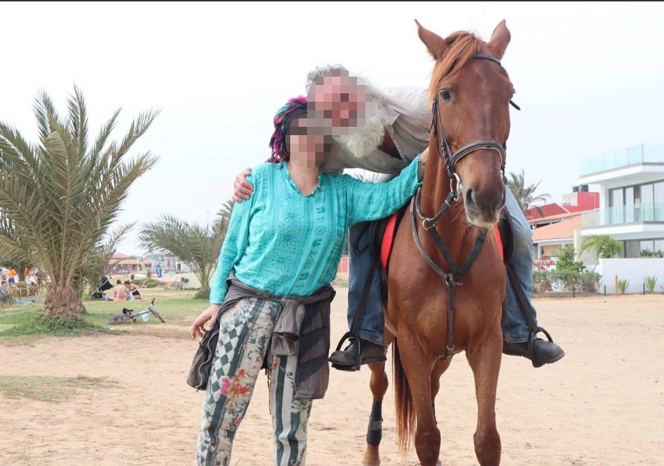 Ein Bild aus besseren Zeiten – der getötete 55-Jährige am Pferd umarmt im gemeinsamen Urlaub seine geliebte Frau.