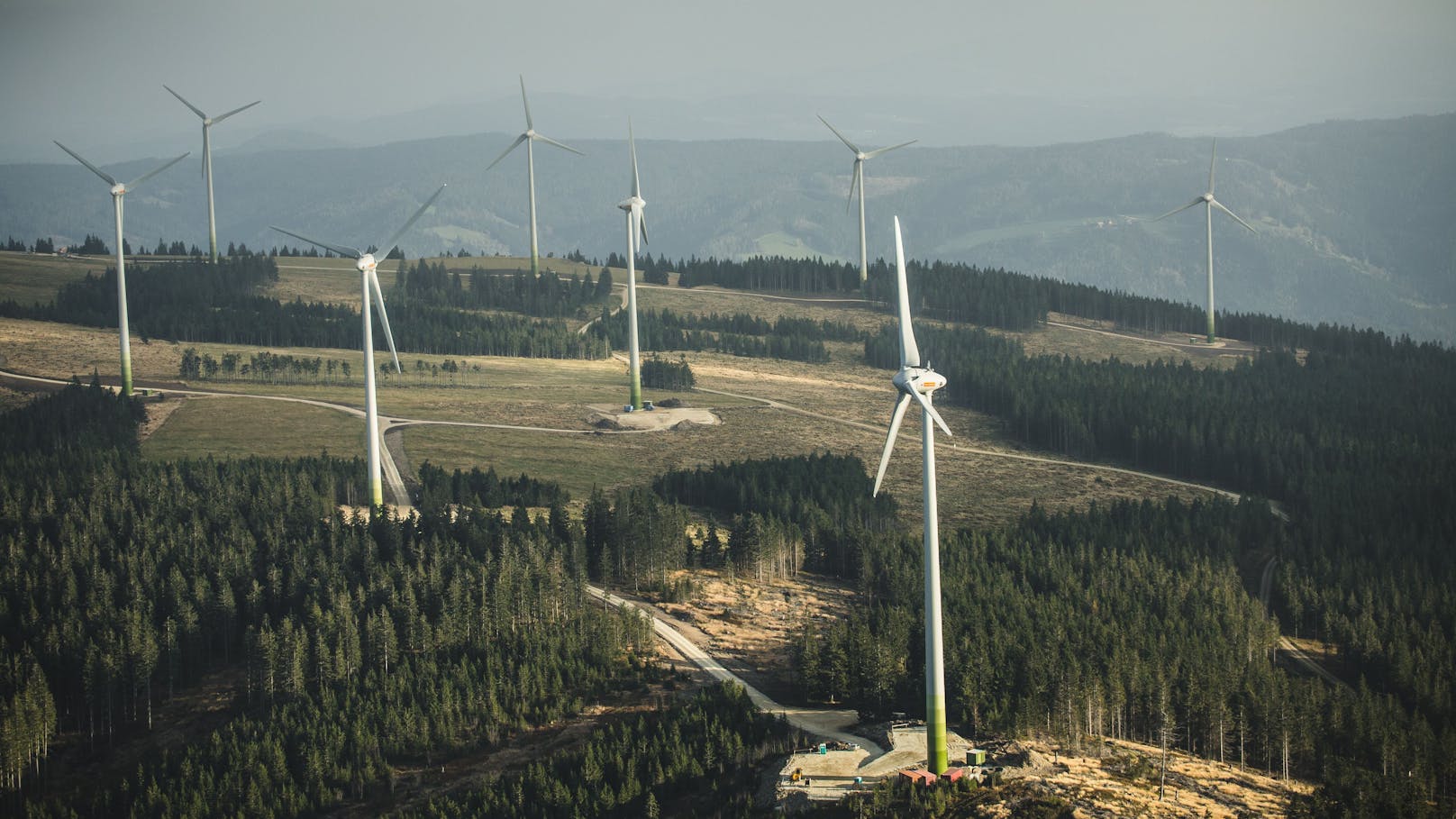 Der Windpark Steinriegel entstand in zwei Abschnitten. Die ersten Windräder drehen sich dort bereits seit 2005. Im Mai 2014 wurde mit der Erweiterung begonnen, am 17. Oktober fand die Inbetriebsnahme statt. Der Windpark besteht nun aus 21 Windkraftanlagen mit einer installierten Gesamtleistung von 38,3 Megawatt und produziert nun jährlich 79.000 Megawattstunden Ökostrom.