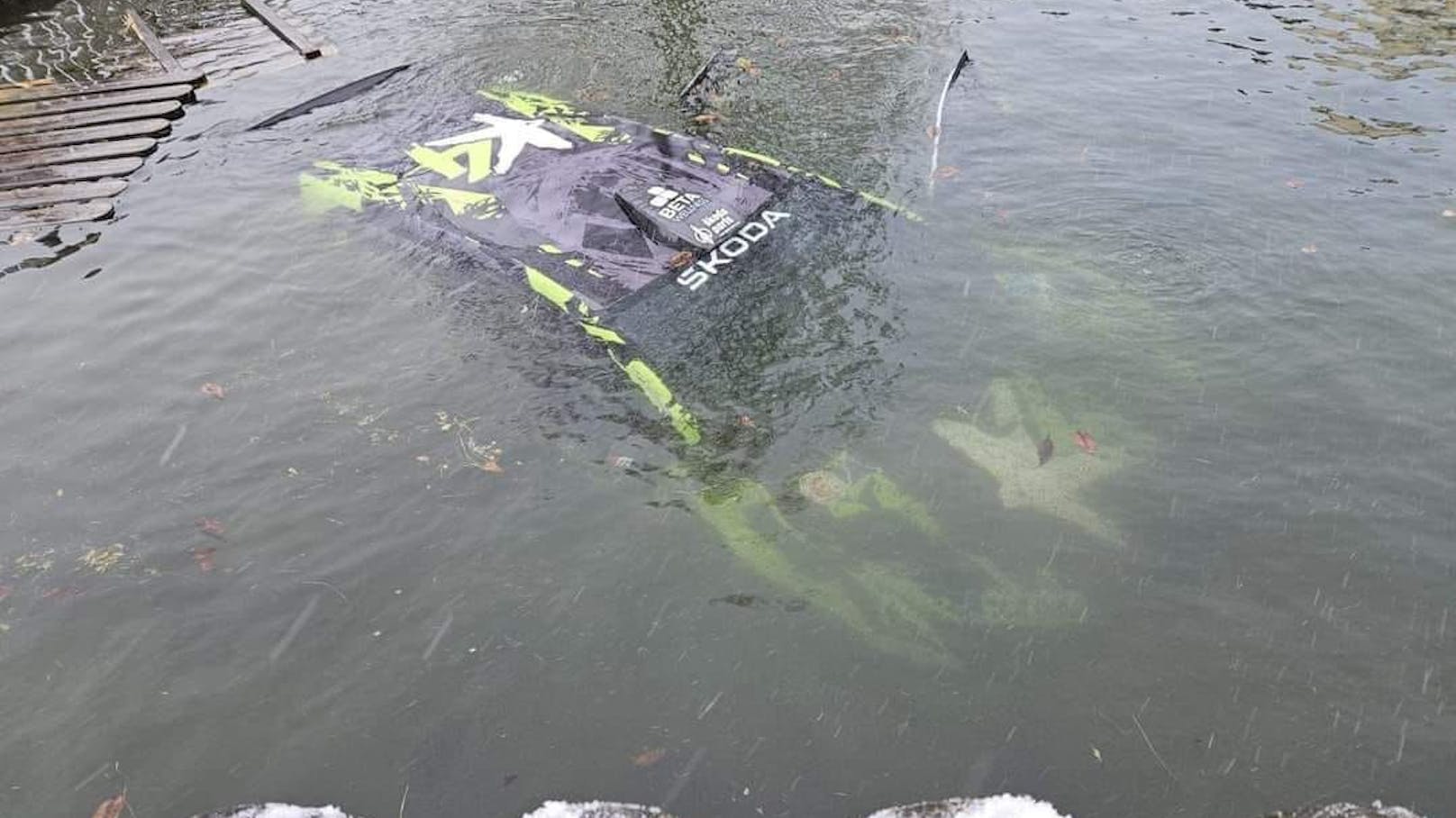 Der Rennfahrer verlor die Kontrolle über den Skoda Fabia RS Rally2 und landete im Teich.