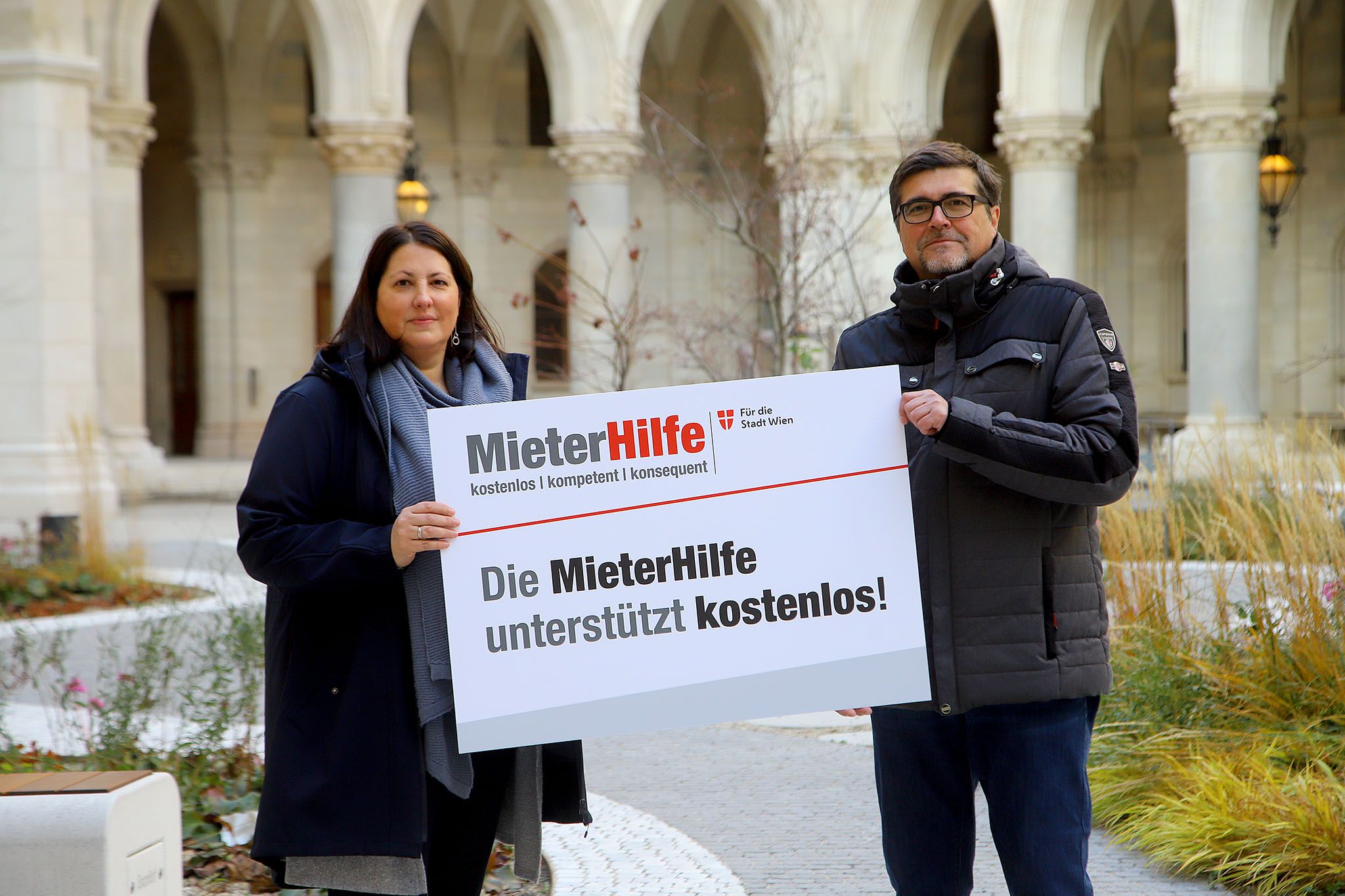 Zufrieden mit der Bilanz der MieterHilfe zeigen sich Wohnbaustadträtin Kathrin Gaál (SPÖ) und MieterHilfe-Leiter Christian Bartok.