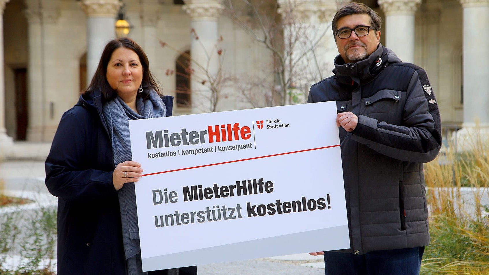 Zufrieden mit der Bilanz der MieterHilfe zeigen sich Wohnbaustadträtin Kathrin Gaál (SPÖ) und MieterHilfe-Leiter Christian Bartok.