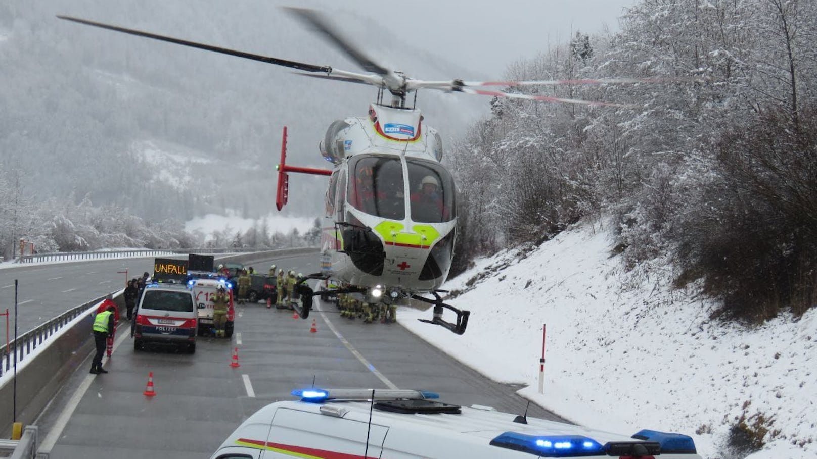 Ein schwerer Verkehrsunfall ist am Sonntag auf der A10 Tauernautobahn im Gemeindegebiet von Pfarrwerfen (S) passiert. Ein 14-Jähriger wurde verletzt.