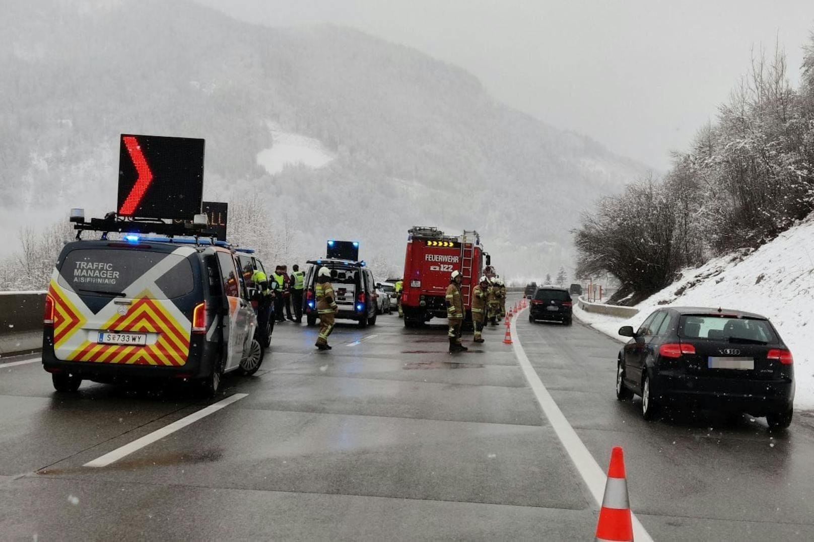 Ein schwerer Verkehrsunfall ist am Sonntag auf der A10 Tauernautobahn im Gemeindegebiet von Pfarrwerfen (S) passiert. Ein 14-Jähriger wurde verletzt.