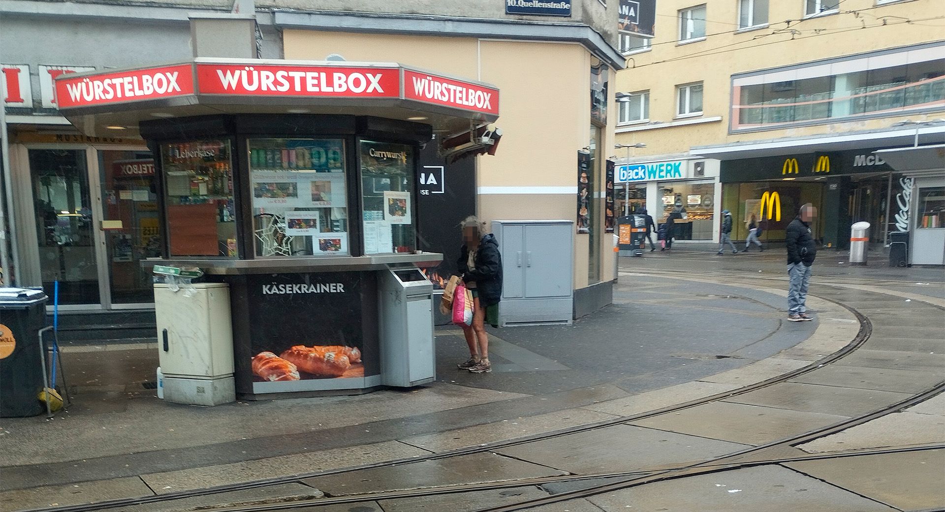 Zivilcourage: Standl-Verkäufer hilft fremder Frau beim Reumannplatz