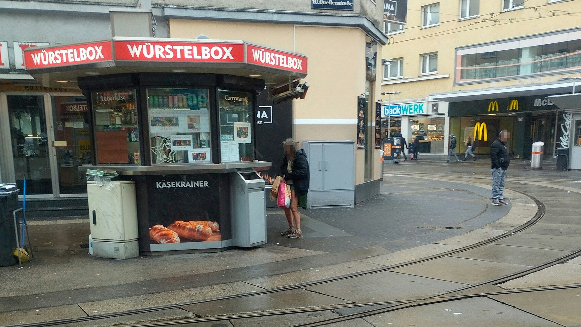 Zivilcourage: Standl-Verkäufer hilft fremder Frau beim Reumannplatz
