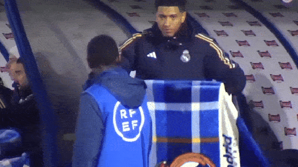 Jude Bellingham deckt den frierenden Ballbuben mit seiner Real-Decke zu.