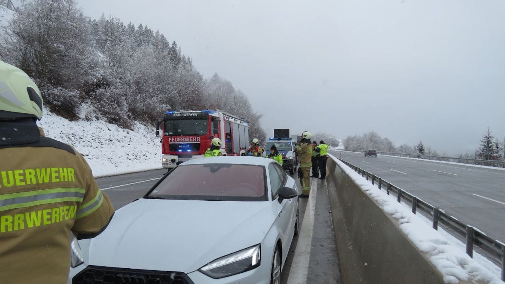 Ein schwerer Verkehrsunfall ist am Sonntag auf der A10 Tauernautobahn im Gemeindegebiet von Pfarrwerfen (S) passiert. Ein 14-Jähriger wurde verletzt.