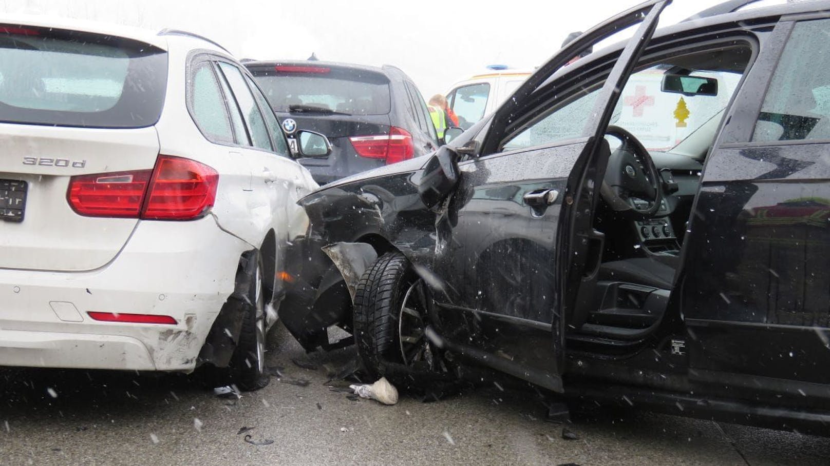 Ein schwerer Verkehrsunfall ist am Sonntag auf der A10 Tauernautobahn im Gemeindegebiet von Pfarrwerfen (S) passiert. Ein 14-Jähriger wurde verletzt.