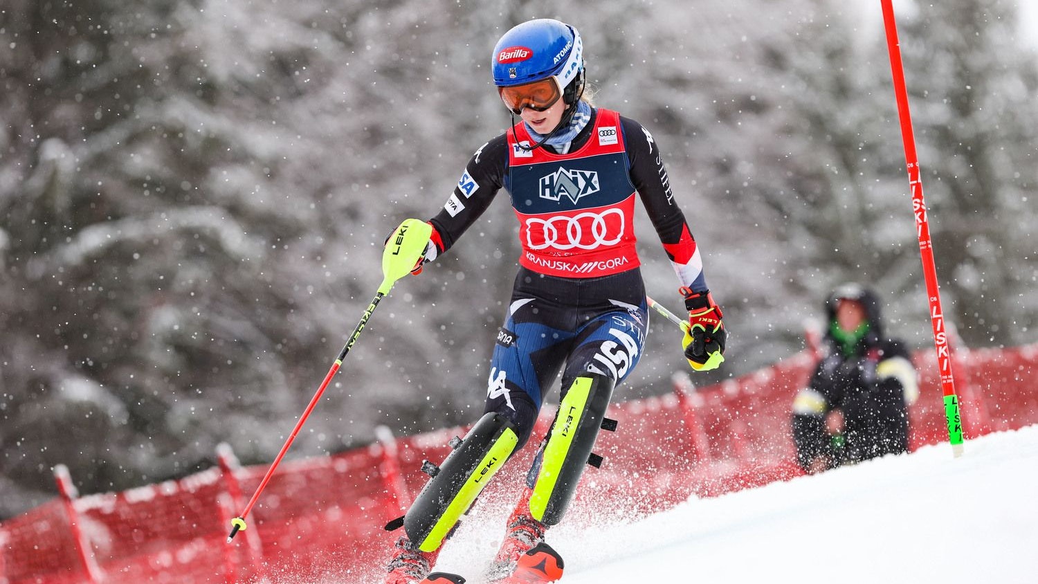 Mikaela Shiffrin fädelt ein und muss abschwingen.