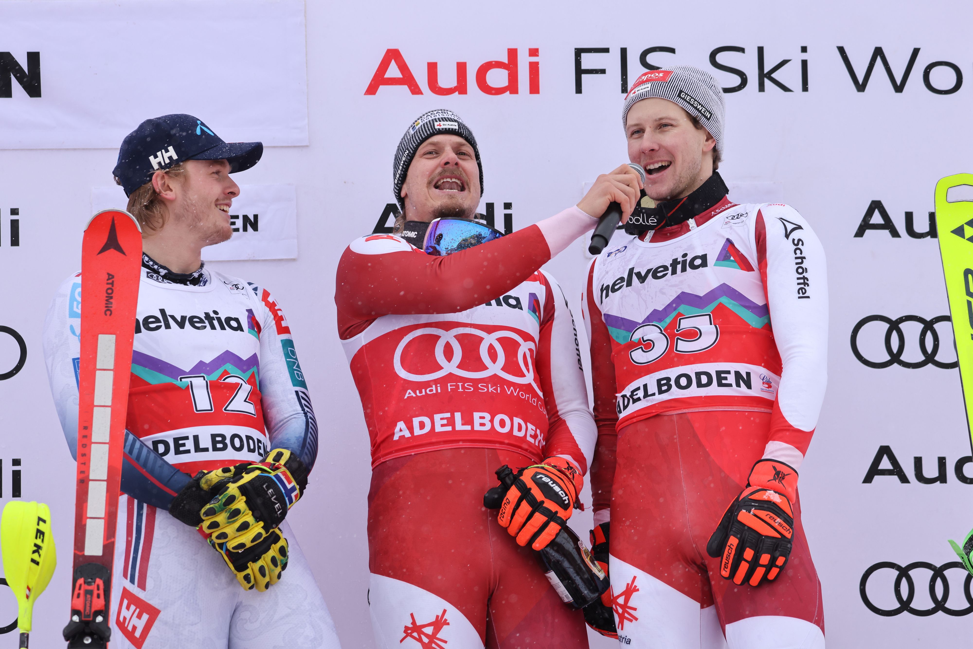 Bei der Siegerehrung war für das Trio singen angesagt.