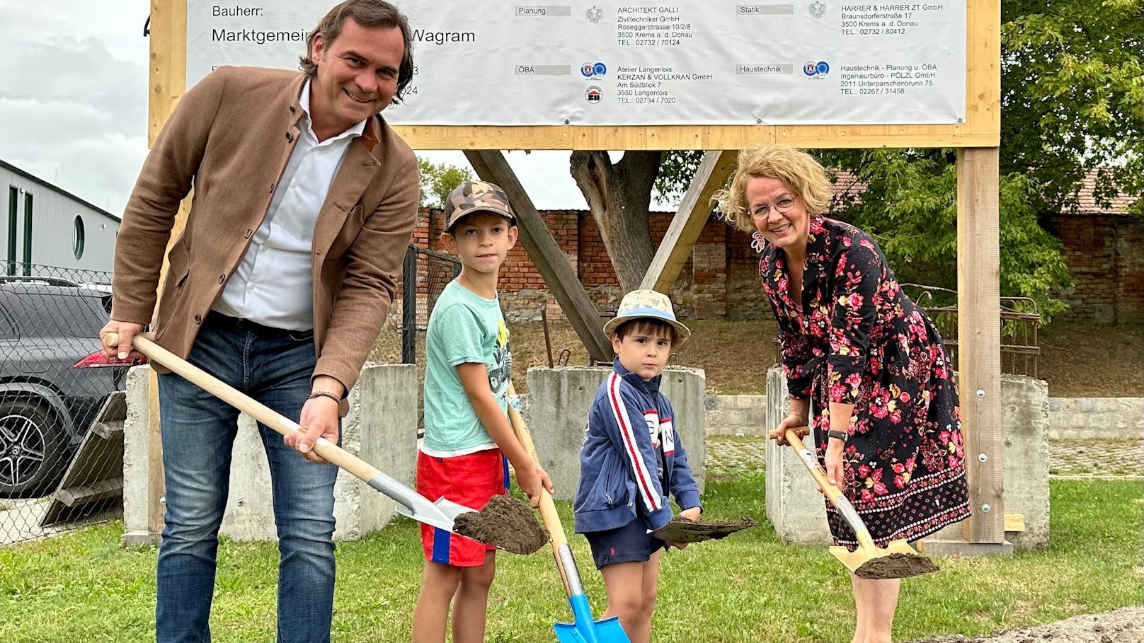 Im Spätsommer erfolgte in Fels am Wagram einer von zahlreichen Spatenstichen im Zuge der „blau-gelben Betreuungsoffensive“. Bürgermeister Christian Bauer, Luca Wieser, Paul Tröpel und Familien-Landesrätin Christiane Teschl-Hofmeister (v.l.n.r.) beim Spatenstich zum Kindergartenzubau in Fels am Wagram