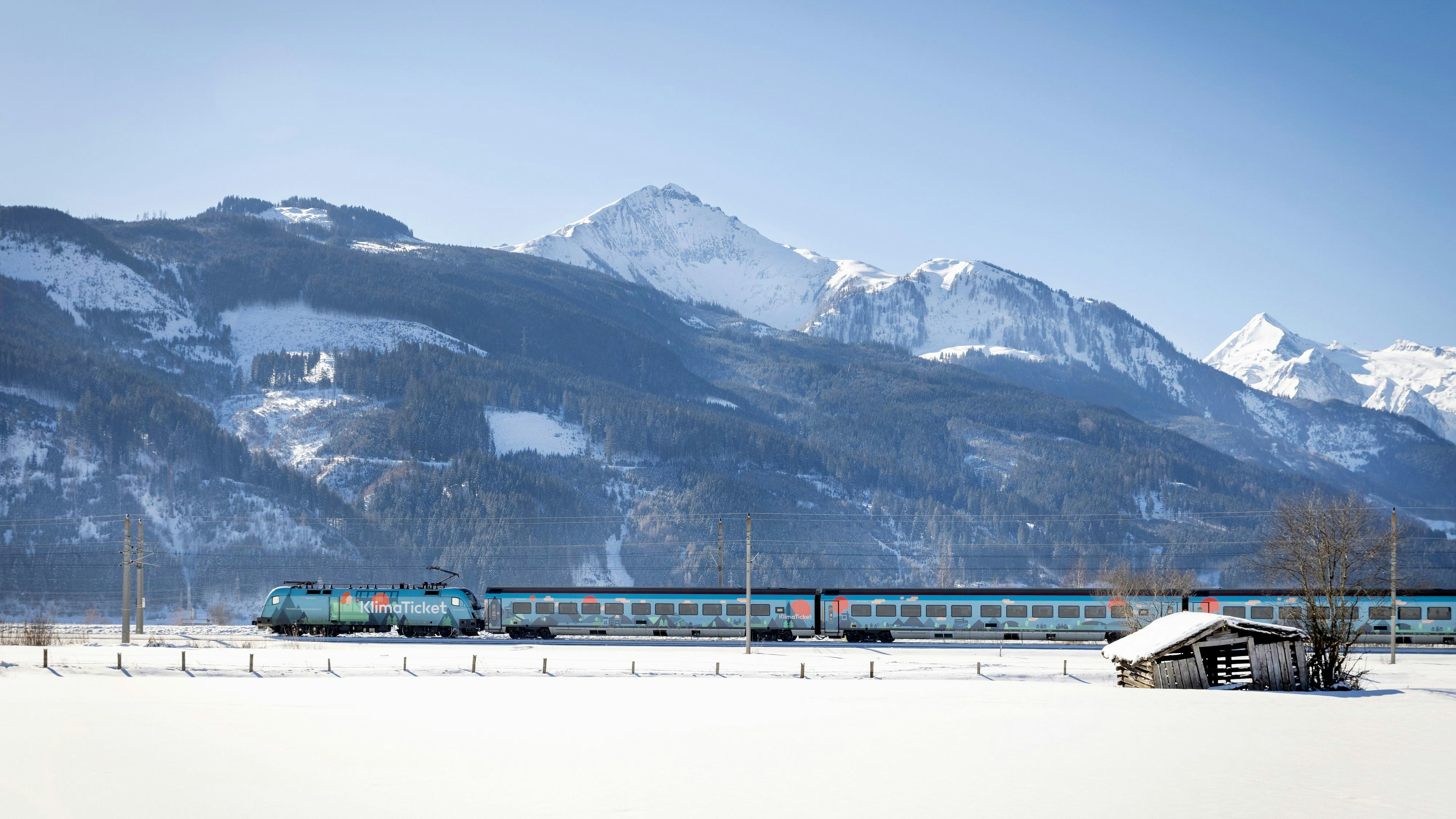 In Salzburg krachte ein Zug in einen ÖBB-Linienbus. (Symbolbild)