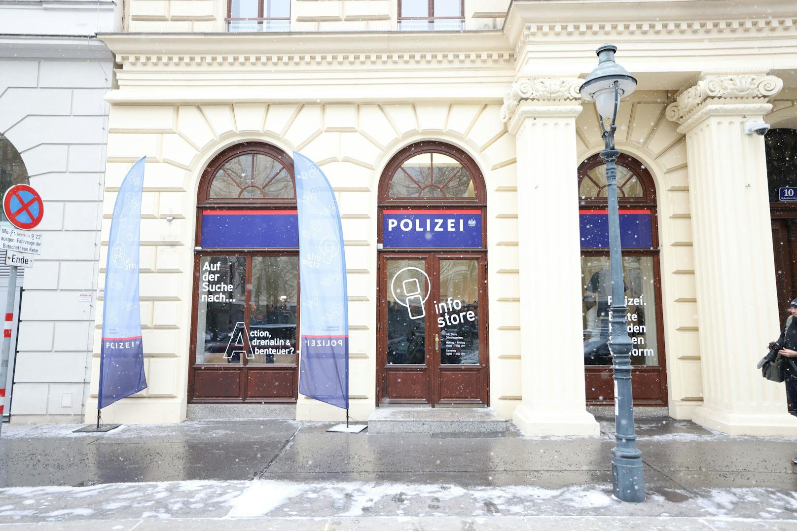 Karl Javurek, Präsident des Vereins der Freunde der Wiener Polizei, Bürgermeister Michael Ludwig (SPÖ), Innenminister Gerhard Karner (ÖVP) und Wiens Landespolizeipräsident Gerhard Pürstl (v.li.) eröffneten den "Info Store" am Schottenring.