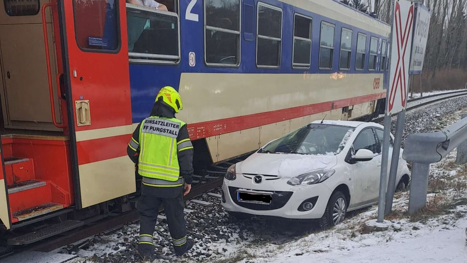 Crash bei Bahnübergang - Pkw von Zug erfasst
